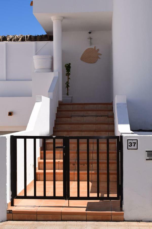 La Fresa Hostel Corralejo Bagian luar foto